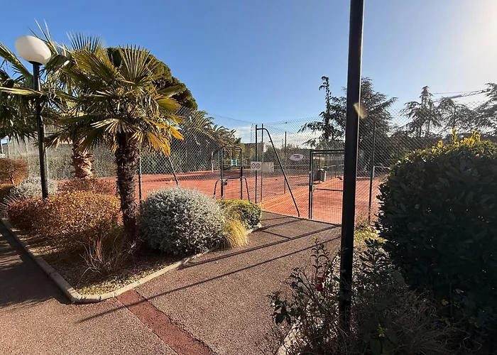 Dom wakacyjny With Garden And Pool Access Antibes