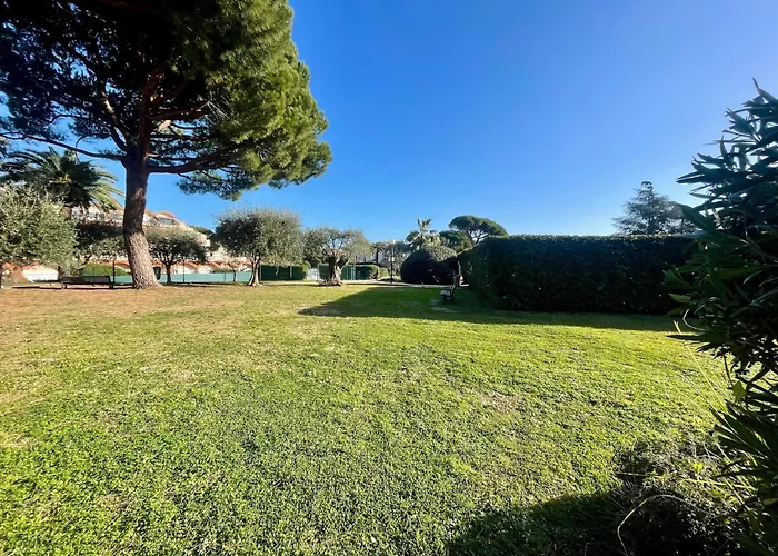 Dom wakacyjny With Garden And Pool Access Antibes